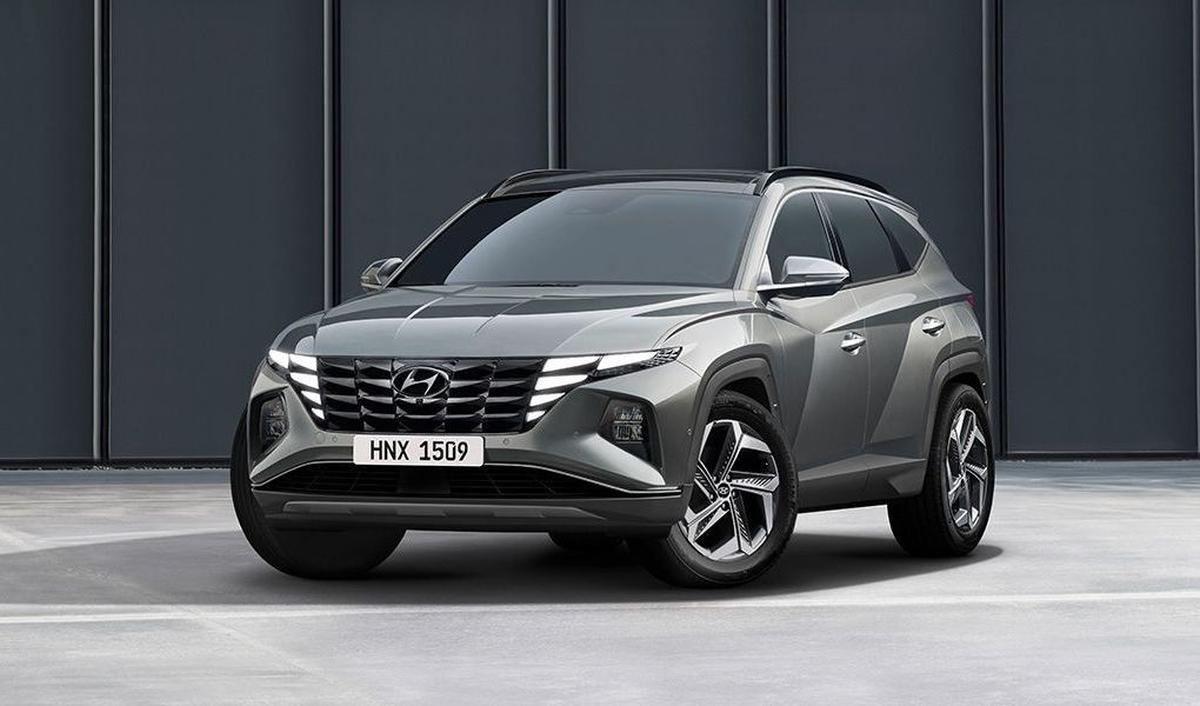 “Kami melihat possibility-nya, tapi Hyundai main di dua lanskap jelas;&nbsp;ICE (Internal Combustion Engine) dan electric. Saat ini belum ada option hybrid, dan rasanya terus konsentrasi di EV, karena paling berkontribusi positif untuk emisi dan keterga