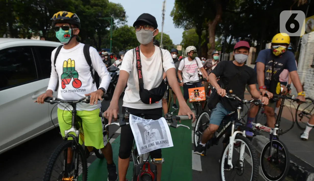 Peserta aksi SaveMyanmar di kawasan Bundaran HI, Jakarta, Sabtu (24/4/2021). Aksi tersebut bentuk kecaman atas kudeta ilegal dan menuntut militer Myanmar segera mengakhiri kekerasan serta mengembalikan demokrasi sesuai keinginan rakyat Myanmar. (merdeka.com/Imam Buhori)