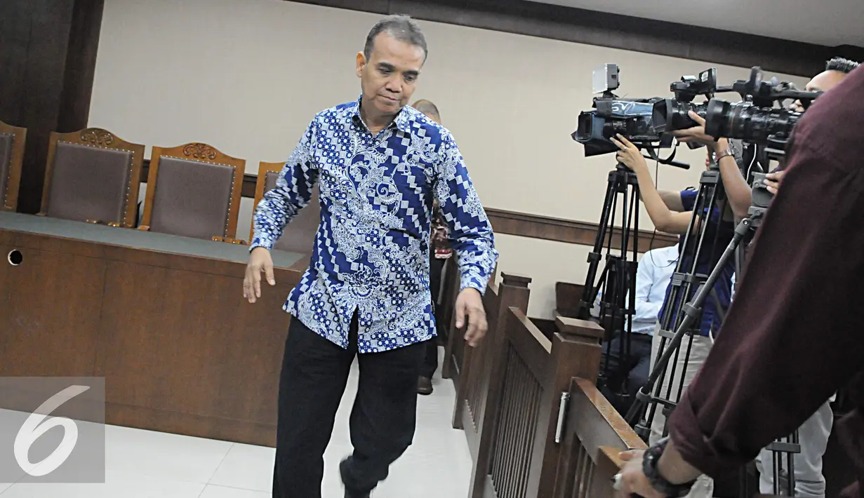 Edy Nasution berjalan memasuki ruang sidang untuk menjalani sidang tuntutan terkait kasus suap di Pengadilan Tipikor, Jakarta, Senin (21/11). Edy dituntut 8 tahun penjara oleh Jaksa Komisi Pemberantasan Korupsi (KPK). (Liputan6.com/Helmi Affandi)