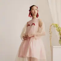 Girly Core identik dengan sentuhan elemen feminin. Pita menjadi salah satu aksen yang bisa membuat gaya kamu masuk ke dalam kategori Girly Core. [Foto: Instagram/ Simon Rocha]