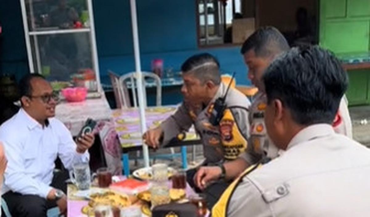 Kebersamaan mereka langsung mendapat sorotan dari warganet. Tak sedikit yang memuji kesederhanaan mereka.