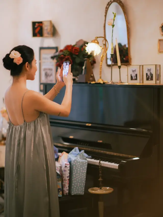 Ariel Tatum Tampil Bak Kembang Desa di Ultah Anabul dengan Dress Satin dan Makeup Tipis
