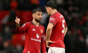 Gelandang Manchester United asal Portugal #08, Bruno Fernandes, berbicara dengan bek Manchester United asal Inggris #05, Harry Maguire (kanan), dalam pertandingan&nbsp;Premier League antara Manchester United dan Chelsea di Old Trafford, Manchester, Inggris barat laut, pada 20 September 2025. (Oli SCARFF/AFP)