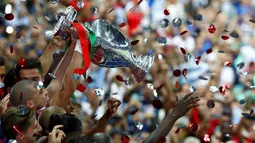 Para pemain Portugal mengangkat trofi juara piala Eropa 2016  usai mengalahkan Prancis 1-0 di Stade de France, Saint-Denis, Prancis, (10/7/2016). (REUTERS/Christian Hartmann)
