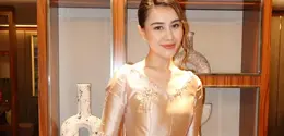 Dalam potret terbaru, Aaliyah tampil memesona mengenakan kebaya bernuansa emas rancangan Rika Wirtjes yang memadukan sentuhan tradisional dengan siluet modern nan sophisticated. [@rikawirtjes].