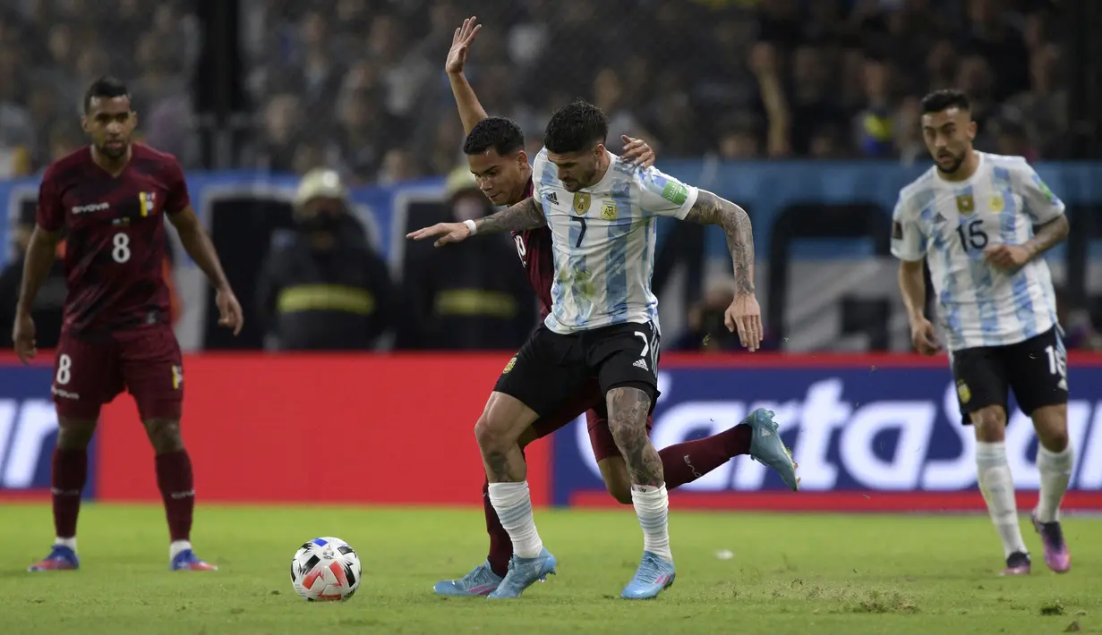 Pemain Venezuela Miguel Navarro (kiri) dan pemain Argentina Rodrigo De Paul memperebutkan bola pada pertandingan sepak bola kualifikasi Piala Dunia 2022 di Stadion La Bombonera, Buenos Aires, Argentina, 25 Maret 2022. Argentina menang 3-0. (JUAN MABROMATA/AFP)