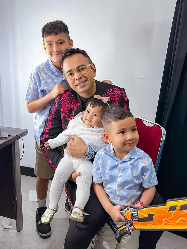 Temani Papa Kerja! Potret Gemas Rafathar, Rayyanza dan Lily Ikut Raffi Ahmad Syuting (credit: instagram/raffinagita1717).