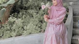 Menjadi seorang model busana, penampilan mantan istri dari Rizki DA ini kerap banjir pujian. Beberapa busana yang ia kenakan pun terlihat luwes dan stylish. Apalagi saat mengenakan busana dengan warna pastel yang makin terlihat anggun. (Liputan6.com/IG/nadyamustikarahayu)
