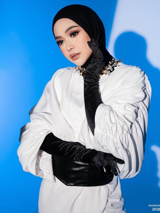 Usai merayakan secara sederhana ultah ke-29, Ria Ricis kembali aktif melakukan sesi pemotretan. Penampilannya terlihat awet muda meski sudah jadi emak-emak.  (Liputan6.com/IG/@riaricis1795)