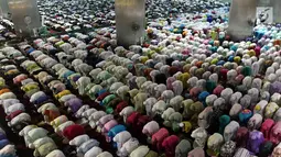 Umat muslim melaksanakan salat tarawih pertama di Masjid Istiqlal, Jakarta, Jumat (26/5). Pemerintah menetapkan 1 Ramadan 1438 Hijriah jatuh pada hari Sabtu 27 Mei 2017. (Liputan6.com/Johan Tallo)