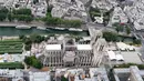 Katedral Notre Dame sedang menjalani restorasi setelah rusak parah akibat kebakaran hebat, Paris, Prancis, Minggu (14/7/2019). Perawatan juga disediakan untuk benda-benda yang berada di dalam bangunan tersebut. (Kenzo TRIBOUILLARD/AFP)