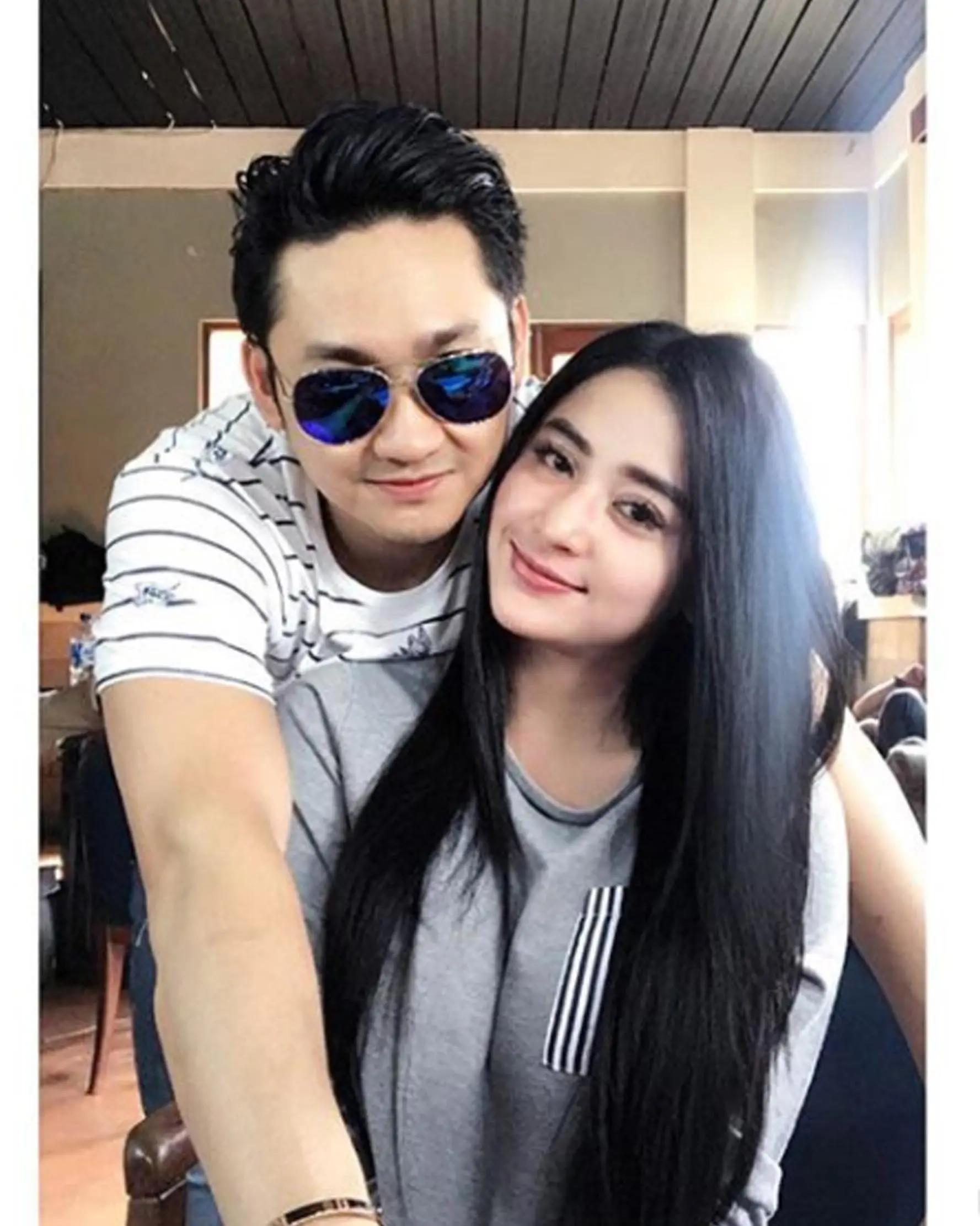 Dewi Perssik dan suami, Angga Wijaya. (Instagram - @anggawijaya88)