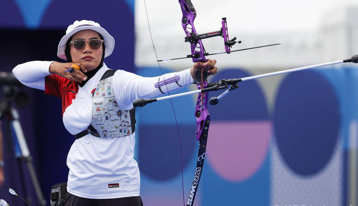 <p>Atlet panahan putri Indonesia, Diananda Choirunisa melepaskan anak panah saat menghadapi wakil Prancis, Lisa Barbelin pada babak perempatfinal nomor individual putri cabor panahan Olimpiade Paris 2024 di Les Invalides Arena, Paris, Sabtu (3/8/2024). Diananda Choirunisa kalah 5-6. (Dok.NOC Indonesia/Naif Muhammad Al'as)</p>