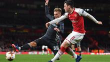 Mesut Ozil mencoba melepaskan umpan saat Arsenal kalahkan CSKA Moskow (Ben STANSALL / AFP)