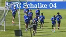 Para pemain FC Schalke 04 saat sesi latihan di Gelsenkirchen, Jerman, Rabu (23/4/2020). FC Schalke 04 menggelar sesi latihan setelah Bundesliga direncanakan akan kembali bergulir pada pada 9 Mei mendatang. (AP/Martin Meissner)