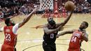 Pebasket Houston Rockets, James Harden, berusaha memasukan bola saat pertandingan melawan New Orleans Pelicans pada laga NBA di Toyota Center, Minggu (25/3/2018). Rockets menang 114-91 atas Pelicans. (AP/Eric Christian Smith)