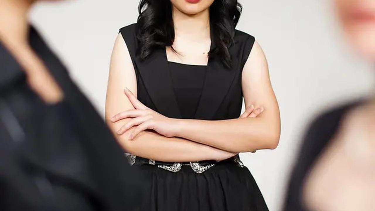 6 Pesona Memikat Vanessa Zee, Kontestan Ajang Pencarian Bakat yang Tampil Feminin dengan Rok Mini