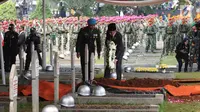 Presiden Joko Widodo meletakan karangan bunga di makam Presiden ke-3 RI Bacharuddin Jusuf Habibie di TMP Kalibata, Jakarta, Kamis (12/9/2019). Habibie wafat pada Rabu (11/9/2019) dalam usia 83 tahun saat menjalani perawatan di RSPAD Gatot Soebroto. (Liputan6.com/Herman Zakharia)