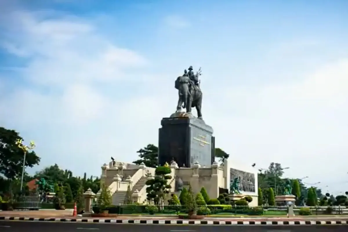 Nekat Pose Angkat Rok Berlatar Patung Raja Rama I, Model Thailand Terancam 5 Tahun Penjara