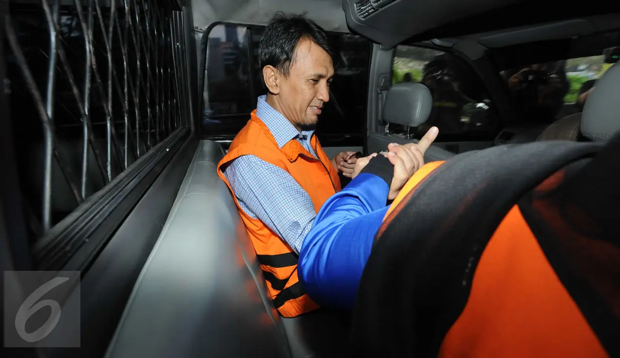 Gubernur Sumatera Utara Nonaktif, Gatot Pudjo Nugroho usai menjalani pemeriksaan KPK, Jakarta, Jumat (25/9/2015). Gatot berjanji akan buka-bukaan di Sidang Tipikor nanti. (Liputan6.com/Helmi Afandi)