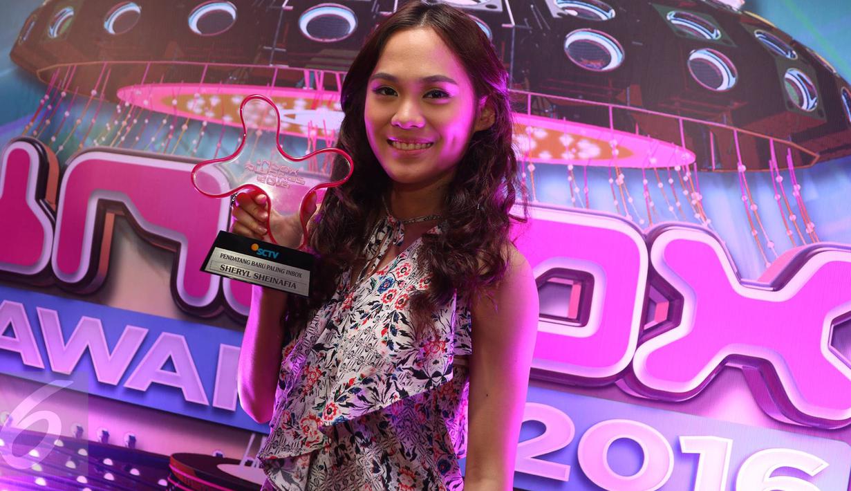 Penyanyi Sheryl Sheinafia berhasil meraih Pendatang Baru Paling InBox 2016 di Studio 6 Emtek City, Jakarta, Rabu (19/10). Ini merupakan penghargaan perdana bagi Sheryl selama menjalani karier di industri hiburan Tanah Air. (Liputan6.com/Immanuel Antonius)