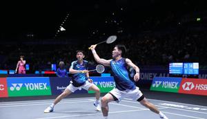 Ganda putra Indonesia Raymond Indra/Nikolaus Joaquin mengalahkam seniornya Fajar Alfian/Muhammad Shohibul Fikri 8-21, 21-14, dan 21-16 dalam perebutan tiket perempat final All England 2026 di Utilita Arena Birmingham, Inggris, Jumat (6/3) dini hari WIB. (foto: PBSI)