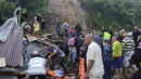 Warga bergabung dengan petugas penyelamat dalam mencari korban selamat setelah lereng bukit yang diguyur hujan runtuh menimpa rumah-rumah di Pereira, Kolombia, Selasa (8/2/2022). Sedikitnya 14 orang tewas dan melukai 35 lainnya akibat musibah tersebut. (AP Photo/Andres Otalvaro)