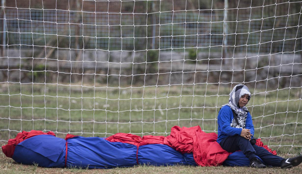Suporter berharap kekurangan dana menyelesaikan bendera merah putih raksasa terpenuhi pada awal 2016 sehingga rencana pembentangan bendera di Stadion Utama Gelora Bung Karno, Jakarta, dapat terwujud di tahun 2016. (Bola.com/Vitalis Yogi Trisna)
