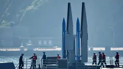 Angkatan Laut Taiwan meluncurkan rudal Standar buatan AS dari fregat selama Latihan Han Kuang tahunan, di laut dekat pelabuhan angkatan laut Suao di daerah Yilan, Taiwan, Selasa (26/7/2002). (AFP Photo/Sam Yeh)