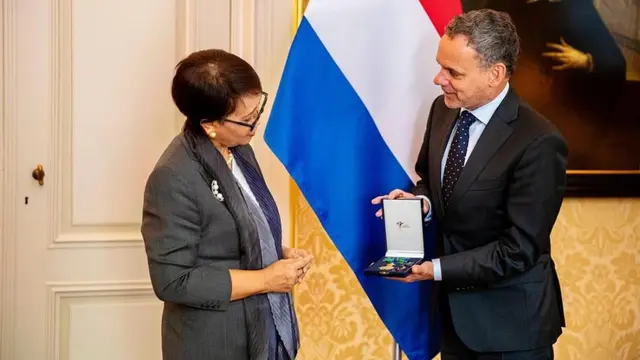 Menteri Luar Negeri Republik Indonesia (Menlu RI) Retno Marsudi (kiri) dan Belanda Caspar Veldkamp dalam pertemuan di Den Haag, Senin (16/9/2024). (Instagram/@ministerbz)