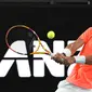 Petenis Spanyol, Rafael Nadal mengembalikan bola ke arah petenis Austria, Dominic Thiem dalam pertandingan tenis eksibisi di Adelaide, Jumat (29/1/2021) menjelang berlangsungnya Turnamen Tenis Australia Open. Rafael Nadal menang 7-6, 6-4 atas Dominic Thiem. (AFP/Michael Errey)