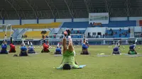 Pelatih fisik Persib Yaya Sunarya memberikan menu latihan di Stadion Arcamanik. (Huyogo Simbolon)