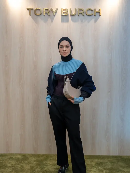 Berbeda dari Beby dan Natasha, Tantri memberikan gaya yang boyish dengan padu padan wool bomber jacket, viscose sweater, wool twill trousers, dan T Monogram Leather.  [Dok/Tory Burch].