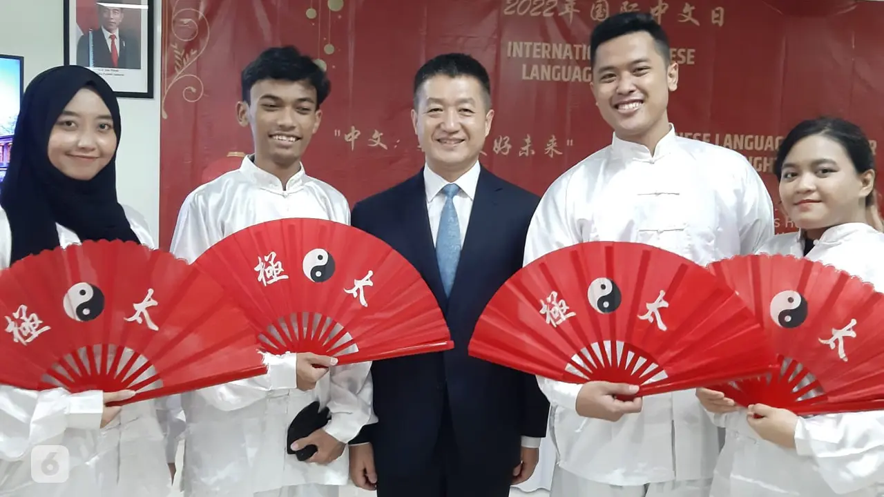 Dubes China Lu Kang bersama peformer bela diri wushu di Universitas Al Azhar Indonesia (UAI).
