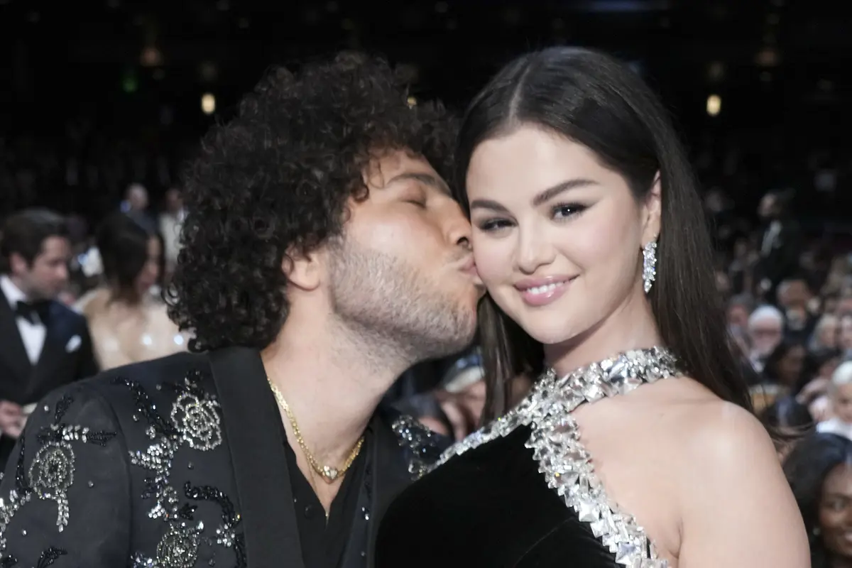 Gaya Glamor Selena Gomez dan Benny Blanco di Emmy Awards 2024, Mesra Sepanjang Acara