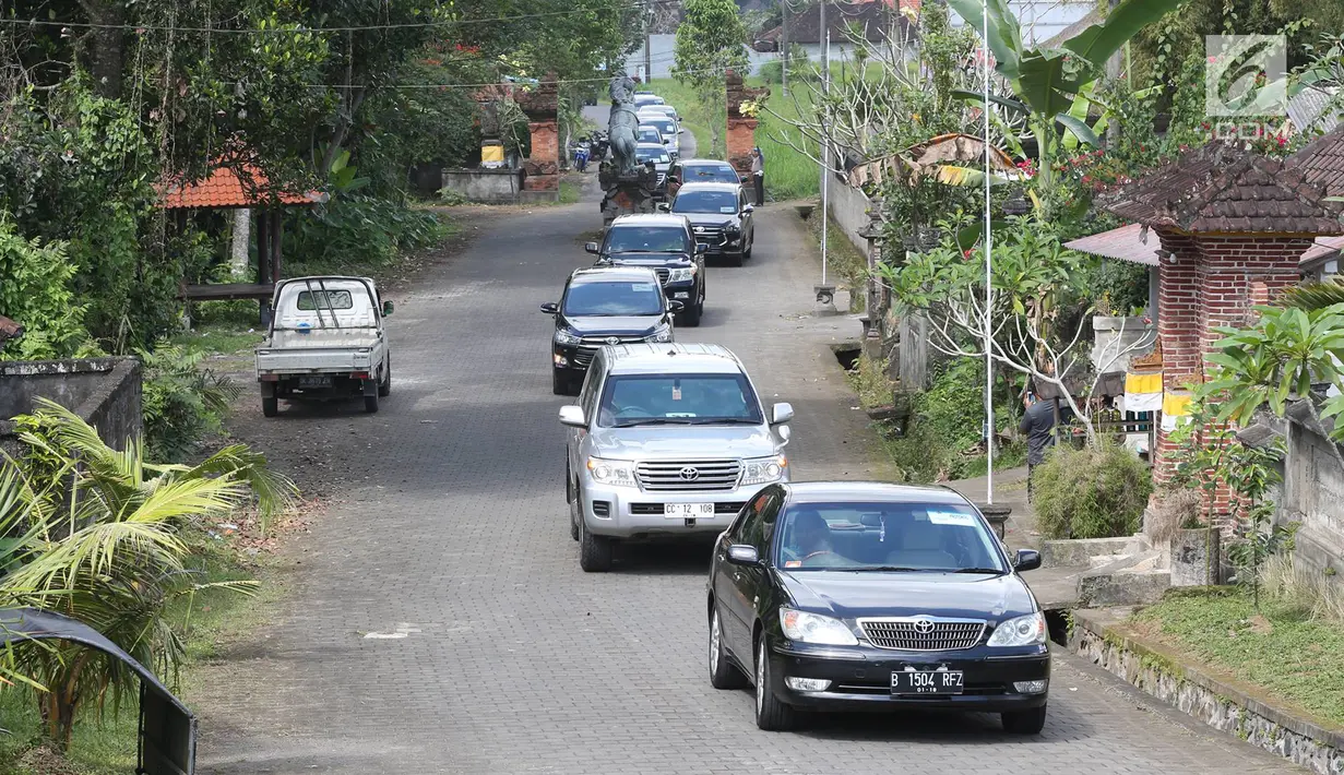 <p>Iring-iringan mobil rombongan mantan Presiden AS Barack Obama melintas di kawasan Bongkasa, Badung, Bali, Senin (26/6). Hari ini, Obama dijadwalkan mengikuti kegiatan rafting menyusur sungai di kawasan tersebut. (Liputan6.com/Immanuel Antonius)</p>