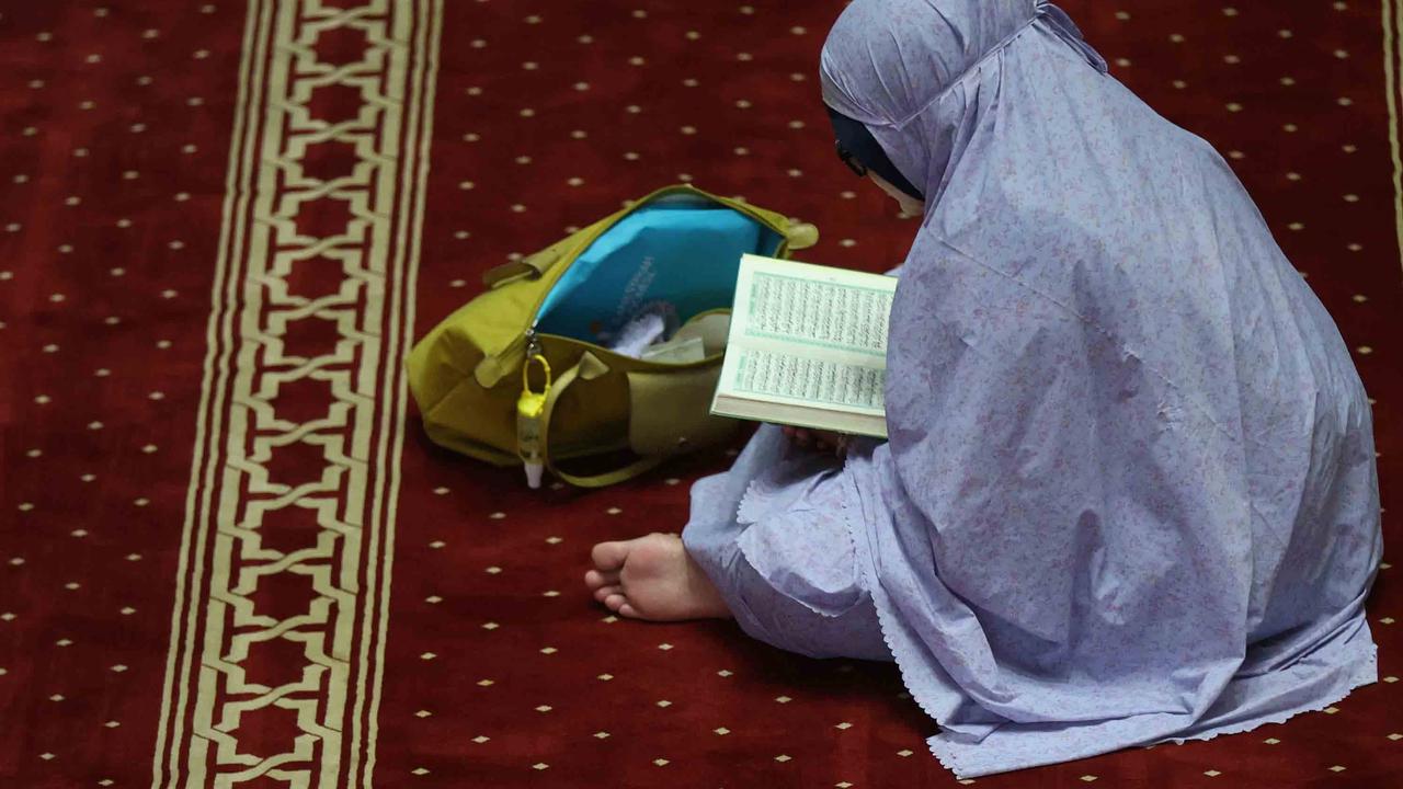 FOTO Warga Manfaatkan Awal Ramadan untuk Beribadah di Masjid Istiqlal