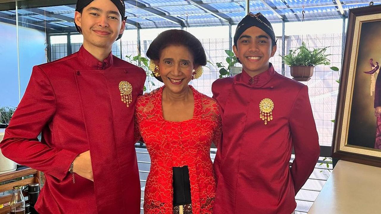 Susi Pudjiastuti Anggun Berkebaya Dipelukan Dua 'Pangeran' Tampan