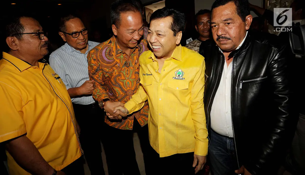 Ketua Umum DPP Golkar Setya Novanto tersenyum saat tiba di Gedung DPP Golkar, Jakarta, Rabu (11/10). Rapat pleno ini dipimpin langsung oleh Setya Novanto setelah dirinya kembali sehat setelah menjalani perawatan di rumah sakit. (Liputan6.com/Johan Tallo)