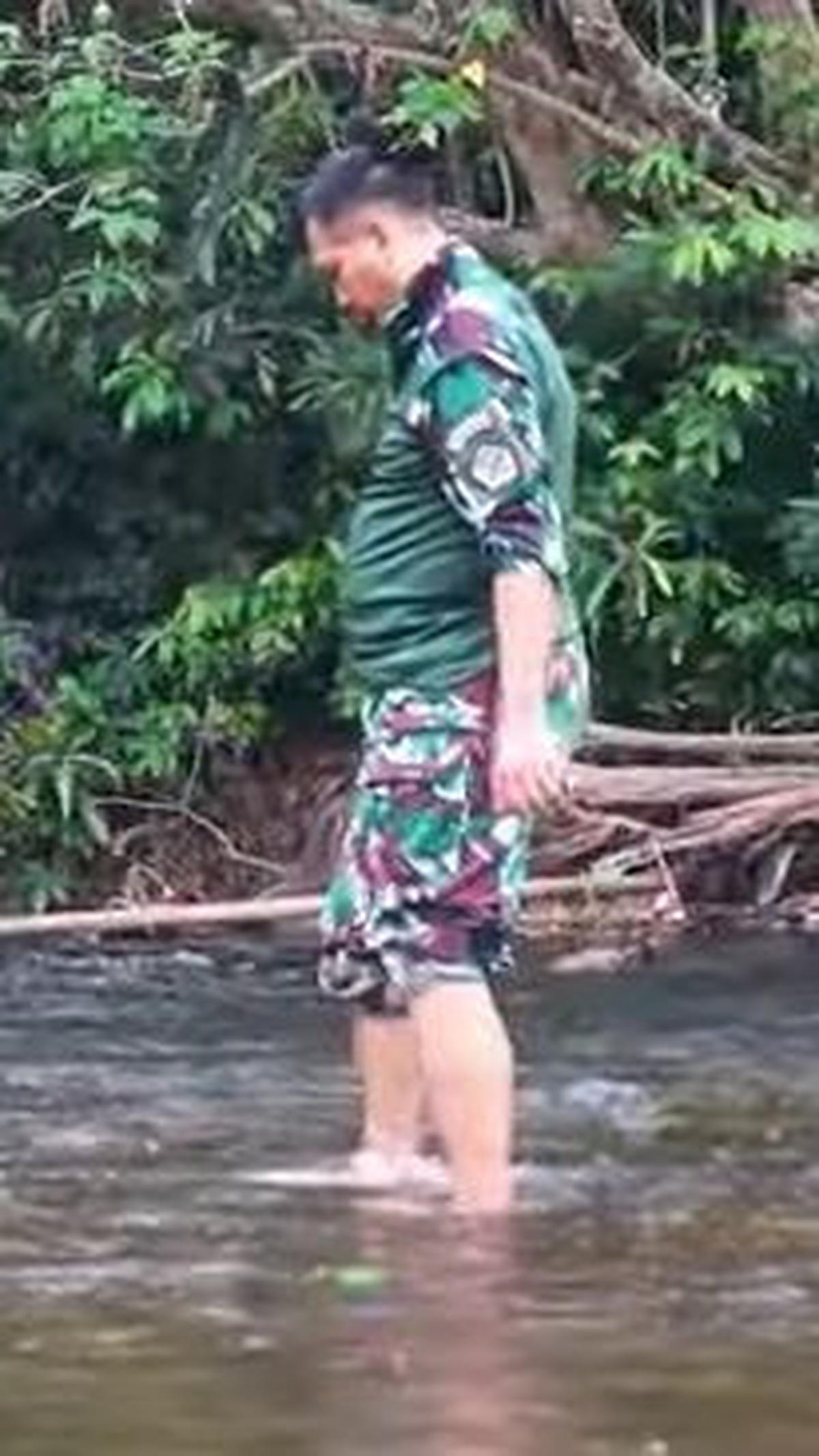 "Aduh enak banget ini seger seger," kata perekam video.