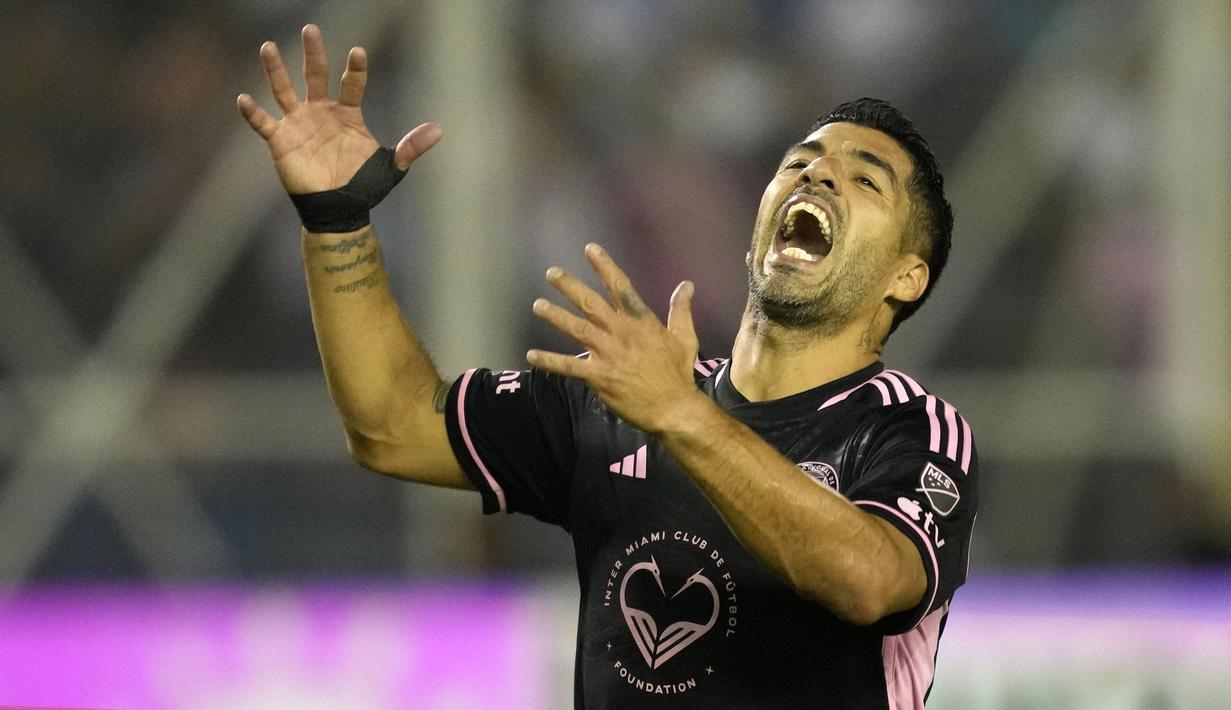 Reaksi pemain Inter Miami, Luis Suarez setelah gagal mencetak gol ke gawang Timnas El Salvador pada laga persahabatan yang digelar di Kota San Salvador, El Salvador, Sabtu (20/01/2024) pagi WIB. (AP Photo/Moises Castillo)