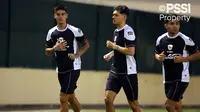 Pemain Timnas Indonesia, Mees Hilgers, Shayne Pattynama, dan Asnawi Mangkualam (kiri ke kanan) mengikuti latihan menjelang laga Kualifikasi Piala Dunia 2026 melawan Bahrain di Hamad Town Youth &amp; Sports Ground pada Senin (07/10). (Dok. PSSI)