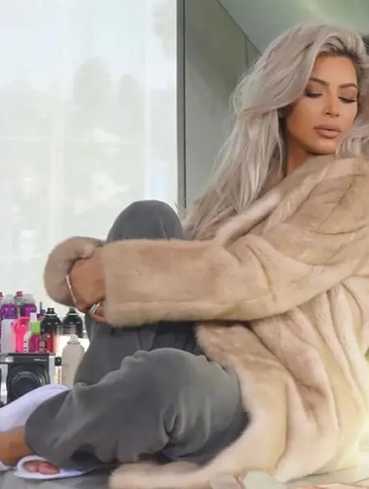 Tak hanya itu, bahkan Kim pun diminta penggemar untuk menghapus postingan endorsmentnya tersebut. (instagram/kimkardashian)