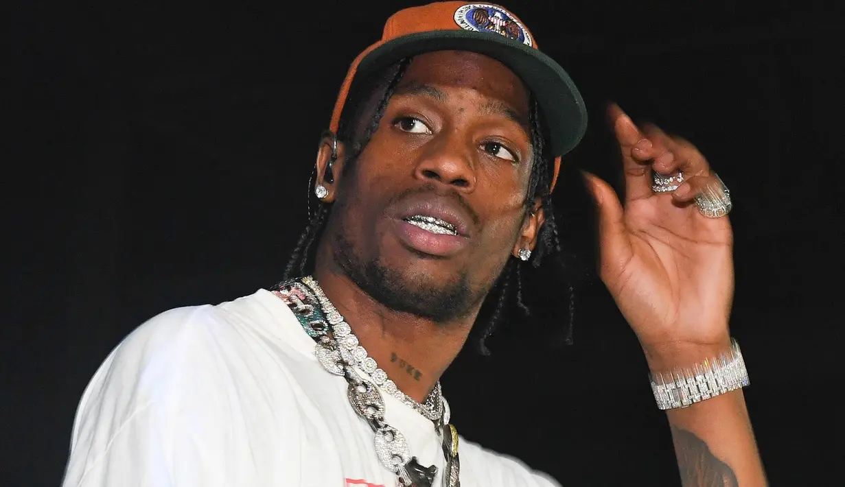 Nicki menyindir bahwa Travis Scott mengatakan bahwa ia telah menjual 500 ribu kopi albumnya padahal kenyataanya terbalik. (USWeekly)