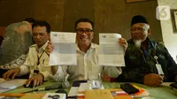 Helmy Yahya (tengah) menunjukkan surat pemberhentiannya sebagai Direktur Utama TVRI dalam konferensi pers di Jakarta, Jumat (17/1/2020). Dewan Pengawas Lembaga Penyiaran Publik TVRI resmi memecat Direktur Utama Helmy Yahya melalui surat pemberhentian pada 16 Januari 2020. (merdeka.com/Imam Buhori)