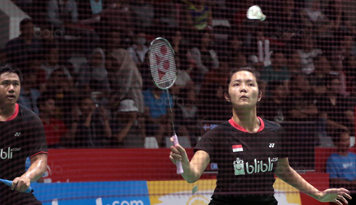 Aksi Gischa Islami kontra Debby Susanto dan Ricky Karanda pada babak kedua Daihatsu Indonesia Master 2018 di Istora Senayan, Kamis (25/1/2018). Debby/Ricky kalah 21-15 10-21 21-14. (Bola.com/Nick Hanoatubun)