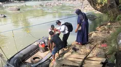 Jembatan Hancur, Warga Sukabumi Pakai Cara Ekstrem Seberangi Sungai