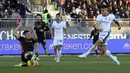 Pemain Venezia, Jay Idzes (kiri) menghentikan bola tendangan pemain Inter Milan, Lautaro Martinez pada laga lanjutan Liga Italia 2024/2025 di Pier Luigi Penzo Stadium, Venice, Minggu (12/01/2025) malam WIB. (AP Photo/LaPresse/Paola Garbuio)