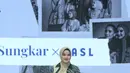 Pada runway Zaskia Sungkar x NASL, Titi Kamal tampil elegan dan percaya diri dengan busana full pattern yang memikat perhatian. Hijab berwarna netral yang dikenakan Titi menambah kesan seimbang pada keseluruhan outfit, sehingga meskipun penuh dengan pola, tampilannya tidak terasa berlebihan. [Dok/Fimela/Adrian Utama P].