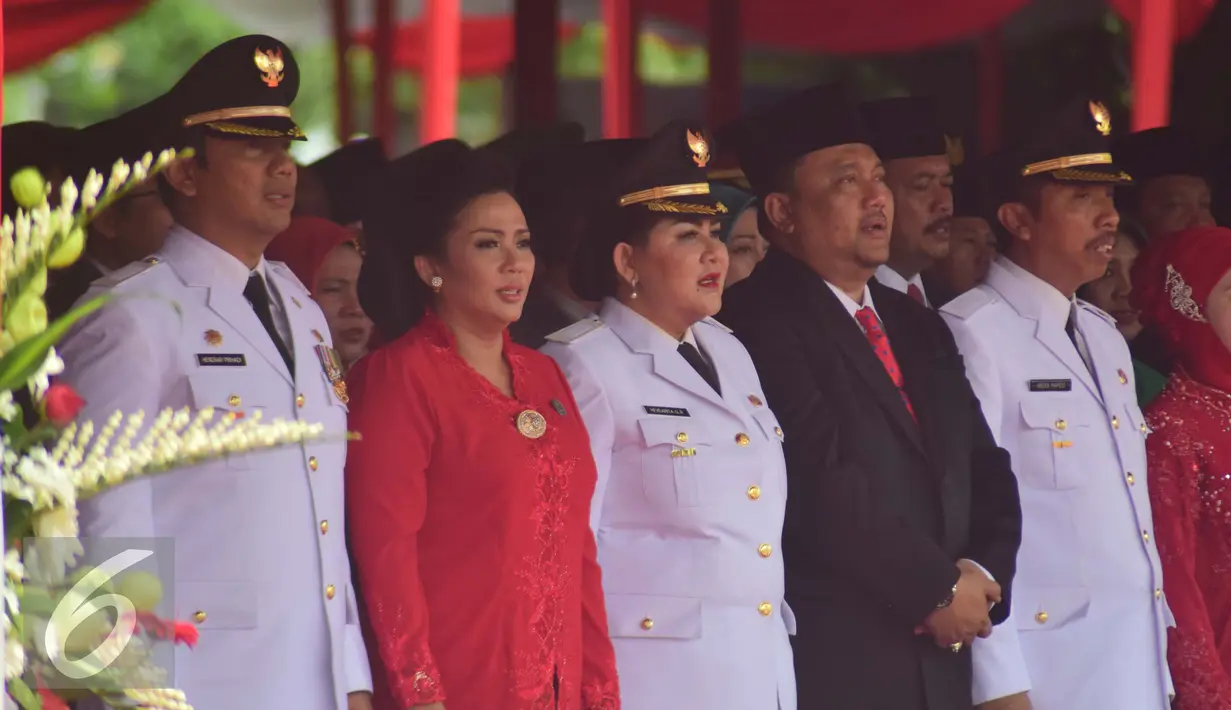 Walikota Semarang Hendar Prihadi dan Wakilnya Hevearita Gunaryanti didampingi istri dan suami saat mengikuti pelantikan di Lapangan Simpanglima Semarang , Rabu (17/2). 17  pasangan kepala daerah dilantik untuk periode 2016-2021. (Liputan6.com/Gholib)